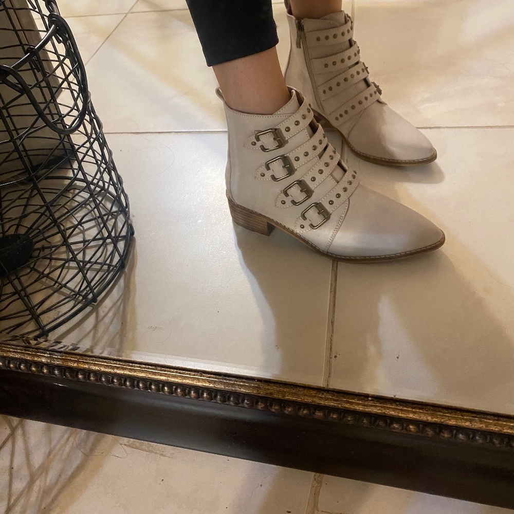 BEAST BRAND CREAM COLORED ANKLE BOOTIES